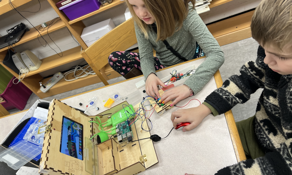 Students learning Circuitry, Robots, and Programming with Piper